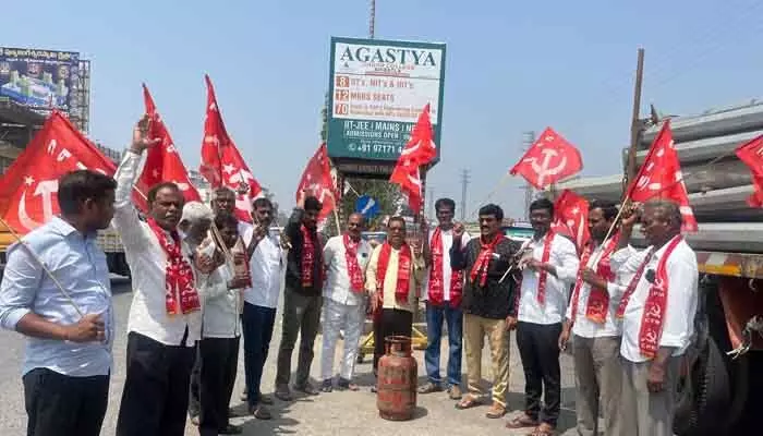 పెంచిన వంట గ్యాస్ ధర తగ్గించాలని నిరసన : సీపీఎం పెంచిన వంట గ్యాస్ ధర తగ్గించాలని నిరసన : సీపీఎం