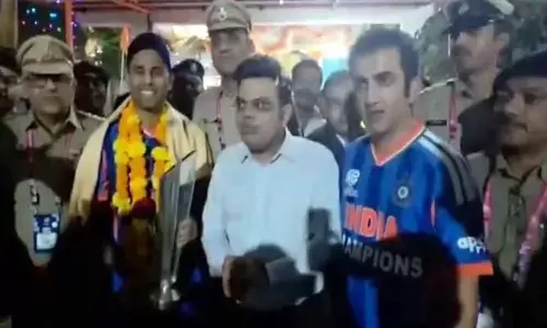 టీ20 వరల్డ్ కప్ ట్రోఫీతో హనుమాన్ గుడికి గంభీర్, సూర్యకుమార్