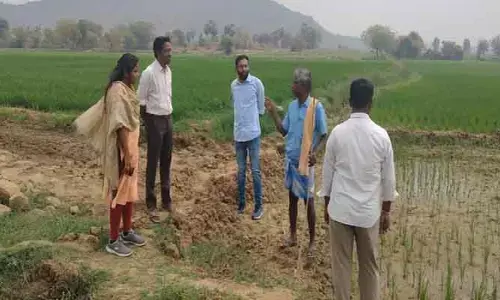 దిశ క‌థ‌నానికి స్పంద‌న‌.. రైతుల పొలాల‌ను సంద‌ర్శించిన ఇరిగేష‌న్ డీఈ