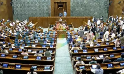 యుద్ధంపై చర్చ కోసం లోక్‌సభలో తీవ్ర గందరగోళం.. సభ రేపటికి వాయిదా