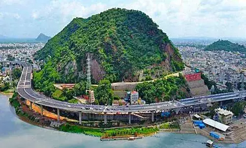 దుర్గమ్మ వారధిపై ఘోరం.. ఇద్దరు స్పాట్‌డెడ్
