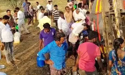 నెయ్యి ట్యాంకర్ బోల్తా.. బిందెలు, బకెట్లతో ఎత్తుకెళ్లిన జనం