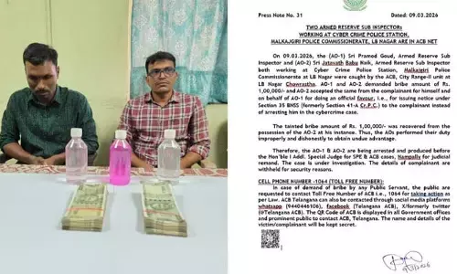 లక్ష రూపాయలు లంచం తీసుకుంటూ ఏసీబీకి చిక్కిన ఇద్దరు ఎస్ఐలు