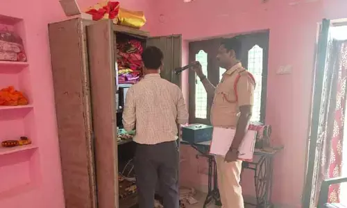 జనగామలో చోరీ.. బంగారు గాజులు, నగదు ఎత్తుకెళ్లిన దొంగలు