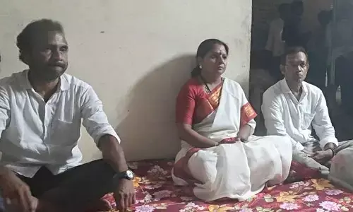 పోలీస్ స్టేషన్‌ నుంచి నేరుగా అంబేద్కర్ భవన్‌కు కవిత.. బాధితులతో కలిసి మళ్లీ దీక్ష