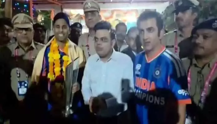 టీ20 వరల్డ్ కప్ ట్రోఫీతో హనుమాన్ గుడికి గంభీర్, సూర్యకుమార్ టీ20 వరల్డ్ కప్ ట్రోఫీతో హనుమాన్ గుడికి గంభీర్, సూర్యకుమార్