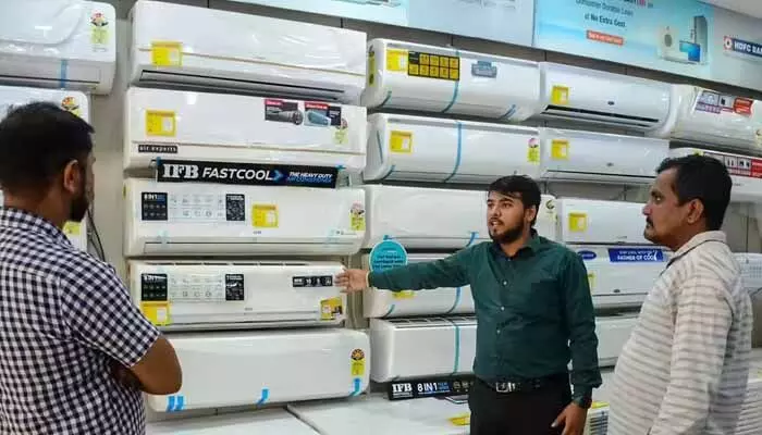 కొత్త ఏసీ కొనాలనుకుంటున్నారా? ఆలస్యం చేస్తే జేబుకు చిల్లే! కొత్త ఏసీ కొనాలనుకుంటున్నారా? ఆలస్యం చేస్తే జేబుకు చిల్లే!