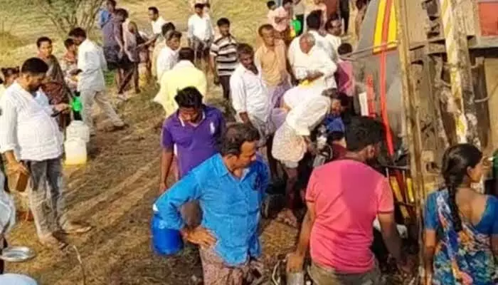 నెయ్యి ట్యాంకర్ బోల్తా.. బిందెలు, బకెట్లతో ఎత్తుకెళ్లిన జనం నెయ్యి ట్యాంకర్ బోల్తా.. బిందెలు, బకెట్లతో ఎత్తుకెళ్లిన జనం