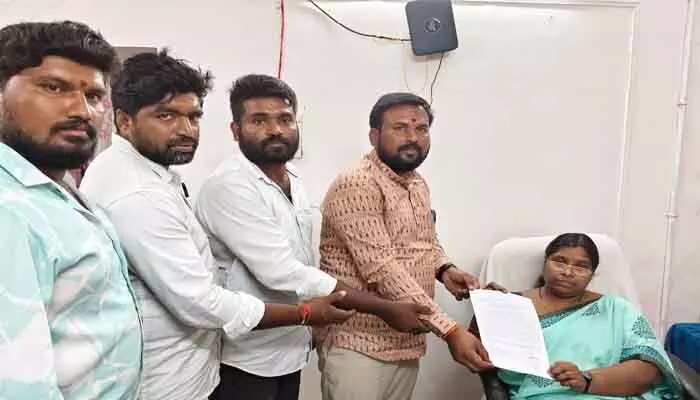 పంచాయతీ కార్యదర్శి చేతి వాటం పంచాయతీ కార్యదర్శి చేతి వాటం