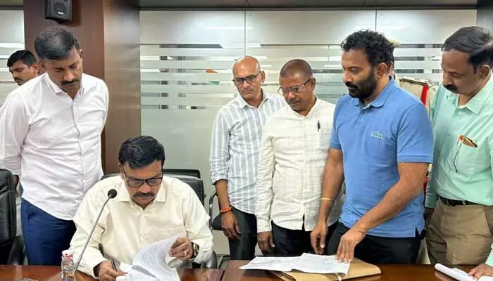 HYD: స్మశాన వాటికలనూ వదలని కబ్జాదారులు HYD: స్మశాన వాటికలనూ వదలని కబ్జాదారులు