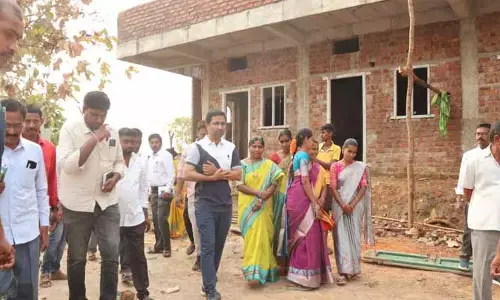 ఇందిరమ్మ ఇళ్ల నిర్మాణాలు త్వరితగతిన పూర్తి చేయాలి :  క‌లెక్టర్ దివాకర టీఎస్