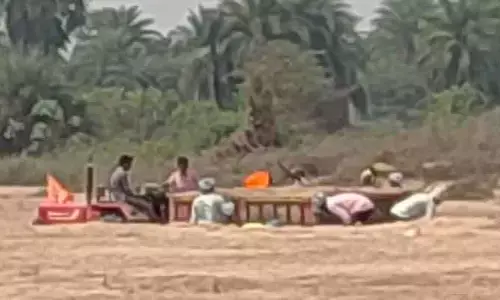 ఇష్టారాజ్యంగా త‌ర‌లిస్తున్న ఇసుక