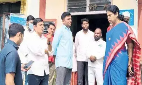 వైద్య సిబ్బంది పై క‌లెక్ట‌ర్ ఆగ్ర‌హం