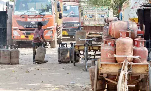 బ్లాక్ మార్కెట్‌కు సిలిండర్..ఒక్కోటి రూ.2,800ల‌పైనే !