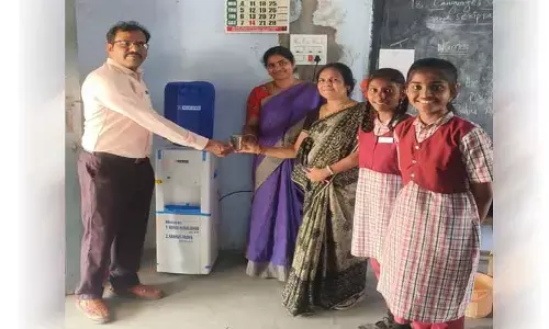 విద్యార్థుల‌కు బ్లూ స్టార్ వాట‌ర్ డిస్పెన్స‌ర్ బ‌హుక‌ర‌ణ :  రిటైర్డ్ ఉపాధ్యాయులు