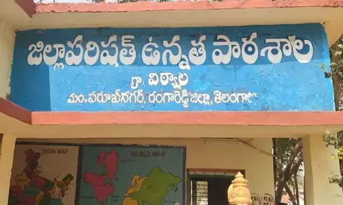 రెండు నెలలుగా పత్తాలేని ఉపాధ్యాయుడు.. పాఠశాలకు తాళం వేసిన విద్యార్థులు