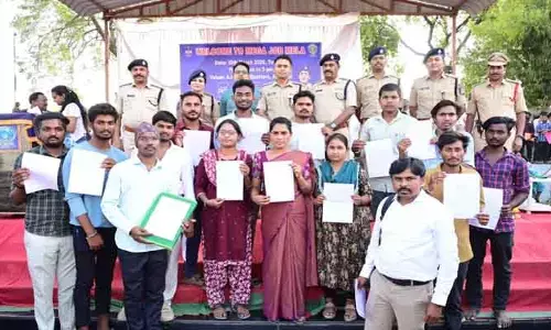 ఉద్యోగ‌వ‌కాశాలు స‌ద్వినియోగం చేసుకోవాలి :  ఎస్పీ అఖిల్ మ‌హాజ‌న్