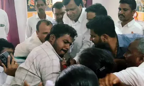 మంచాల తహసీల్దార్ కార్యాలయంపై రైతులు దాడికి యత్నం