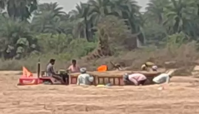 ఇష్టారాజ్యంగా తరలిస్తున్న ఇసుక ఇష్టారాజ్యంగా తరలిస్తున్న ఇసుక