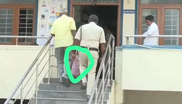 BREAKING: తిరుపతి అలిపిరి వద్ద భారీగా నగదు పట్టివేత.. పోలీసుల అదుపులో వ్యక్తి BREAKING: తిరుపతి అలిపిరి వద్ద భారీగా నగదు పట్టివేత.. పోలీసుల అదుపులో వ్యక్తి