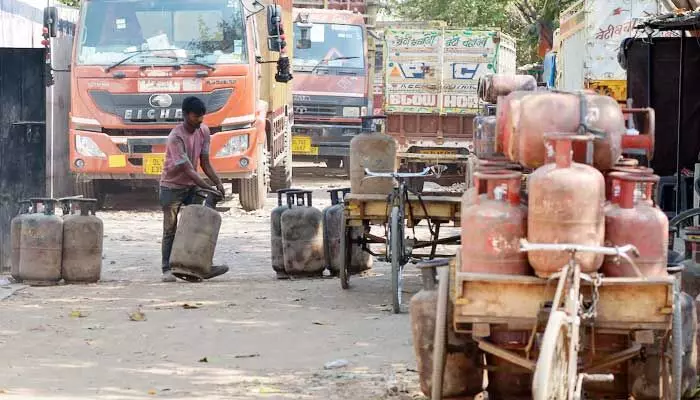 బ్లాక్ మార్కెట్కు సిలిండర్..ఒక్కోటి రూ.2,800లపైనే ! బ్లాక్ మార్కెట్కు సిలిండర్..ఒక్కోటి రూ.2,800లపైనే !