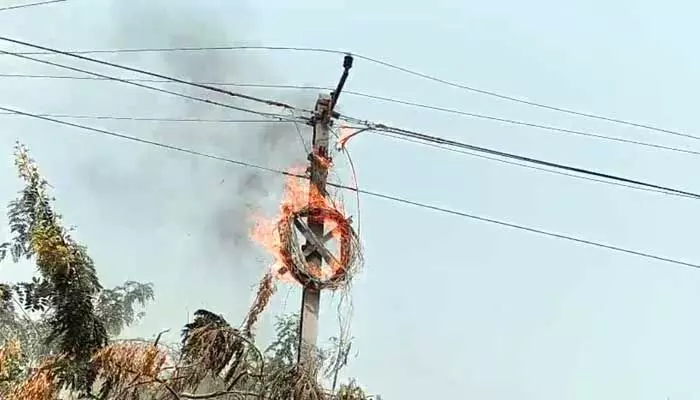 మున్సిపల్ అధికారుల నిర్లక్ష్యం.. విద్యుత్ స్తంభానికి అంటుకున్న మంటలు మున్సిపల్ అధికారుల నిర్లక్ష్యం.. విద్యుత్ స్తంభానికి అంటుకున్న మంటలు