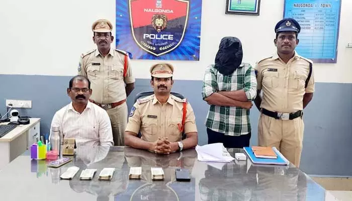 సీసీ కెమెరాలకు చిక్కిన అంతర్రాష్ట్ర దొంగ సీసీ కెమెరాలకు చిక్కిన అంతర్రాష్ట్ర దొంగ