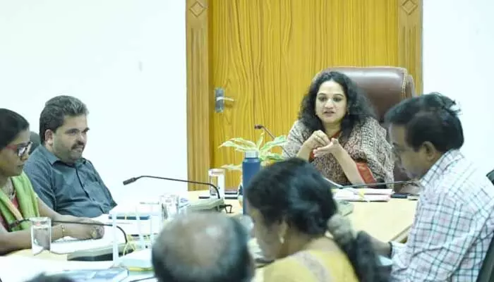 HYD: టౌన్ ప్లానింగ్ అధికారులకు కమిషనర్ సృజన హెచ్చరిక HYD: టౌన్ ప్లానింగ్ అధికారులకు కమిషనర్ సృజన హెచ్చరిక