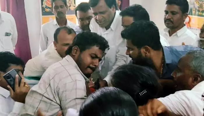 మంచాల తహసీల్దార్ కార్యాలయంపై రైతులు దాడికి యత్నం మంచాల తహసీల్దార్ కార్యాలయంపై రైతులు దాడికి యత్నం