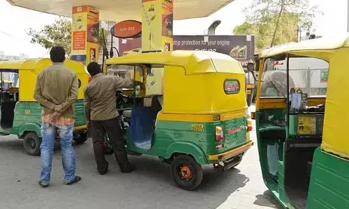 CNG కోసం ఆటోలు, క్యాబ్స్ భారీ క్యూ