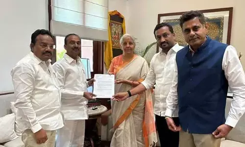 కేంద్ర మంత్రి నిర్మలా సీతారామన్‍ను కలిసిన టీ బీజేపీ ఎంపీల బృందం