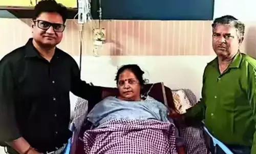 ప్రాణం పోసిన రోడ్డు మీది గుంత!