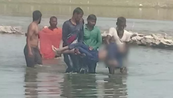 Breaking News: కృష్ణా నదిలో విషాదం.. గల్లంతైన ఇద్దరు బాలుర మృతదేహాలు లభ్యం! Breaking News: కృష్ణా నదిలో విషాదం.. గల్లంతైన ఇద్దరు బాలుర మృతదేహాలు లభ్యం!