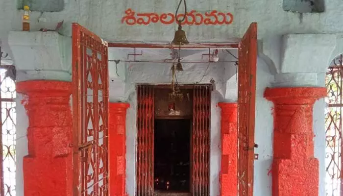 హుండీ డబ్బులు మాయం: అడ్డంగా దొరికిన ఈవో, ఇద్దరు అర్చకులు హుండీ డబ్బులు మాయం: అడ్డంగా దొరికిన ఈవో, ఇద్దరు అర్చకులు