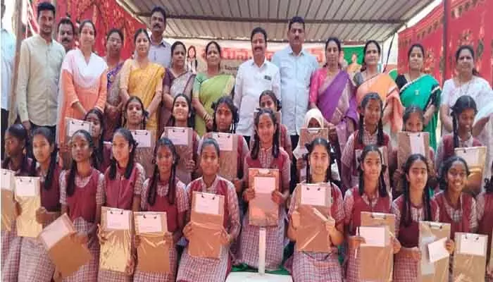 ప్రభుత్వ పాఠశాల విద్యార్థులకు జయన్న ఫౌండేషన్ భరోసా ప్రభుత్వ పాఠశాల విద్యార్థులకు జయన్న ఫౌండేషన్ భరోసా