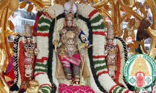 తిరుమలలో భక్తుల రద్దీ.. శ్రీవారి సర్వదర్శనానికి 12 గంటల సమయం!