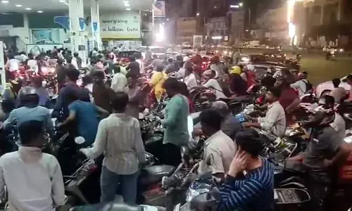 యుద్ధం ఎఫెక్ట్ ప్రచారం.. తమిళనాడులో రాత్రి పెట్రోల్ బంకుల వద్ద టెన్షన్ టెన్షన్!