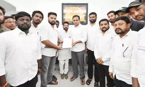 కేటీఆర్‌ను కలిసిన లైసెన్స్‌డ్ సర్వేయర్లు.. కీలక అభ్యర్థన