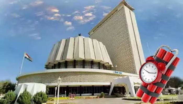 మహారాష్ట్ర అసెంబ్లీకి బాంబు బెదిరింపులు.. కొనసాగుతోన్న బాంబ్ స్క్వాడ్ తనిఖీలు మహారాష్ట్ర అసెంబ్లీకి బాంబు బెదిరింపులు.. కొనసాగుతోన్న బాంబ్ స్క్వాడ్ తనిఖీలు