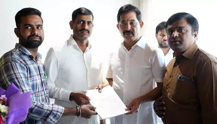 వేం నరేందర్ రెడ్డికి ఉద్యోగుల జేఏసీ అభినందనలు వేం నరేందర్ రెడ్డికి ఉద్యోగుల జేఏసీ అభినందనలు