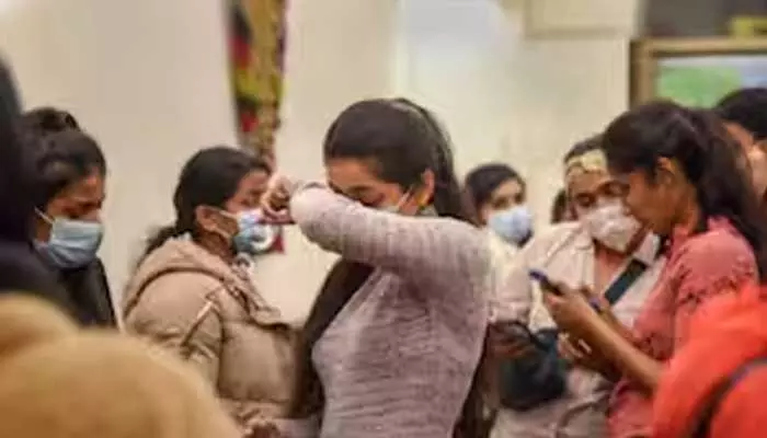 గల్ఫ్లో చిక్కుకున్న 400 మంది తెలుగువాళ్లు.. త్వరగా తీసుకొచ్చేందుకు చర్యలు గల్ఫ్లో చిక్కుకున్న 400 మంది తెలుగువాళ్లు.. త్వరగా తీసుకొచ్చేందుకు చర్యలు