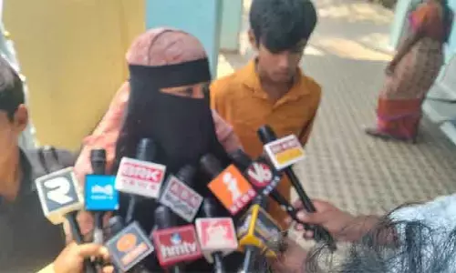 ఫీజు కట్టకపోతే  స్కూలుకు రావద్దు