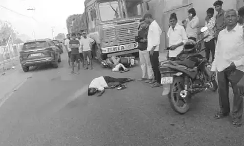 లారీ - ద్విచక్ర వాహనం ఢీ.. ఇద్ద‌రి ప‌రిస్థితి విష‌మం