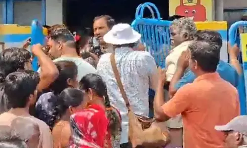 విజయవాడలో గ్యాస్ ఏజెన్సీల వద్ద ఉద్రిక్తత.. సిలిండర్ల కోసం ప్రజల ఆందోళన