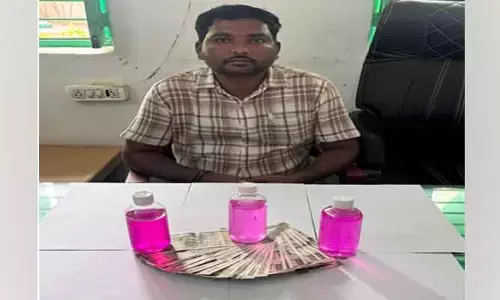 లంచం తీసుకుంటూ ఏసీబీకి చిక్కిన పంచాయ‌తీ కార్యదర్శి...!
