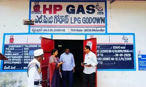 గ్యాస్‌ కొరత లేదు: ఎమ్మార్వో బి. రమాదేవి