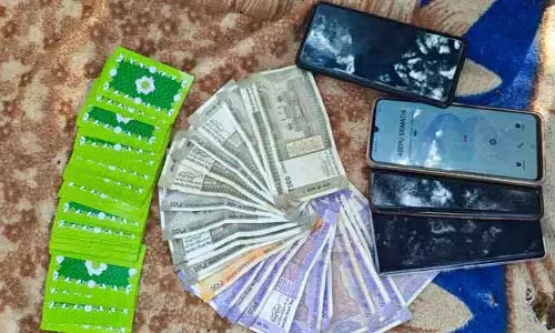 పేకాట స్థావరం పై పోలీసుల దాడులు