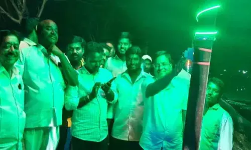 విద్యుత్ స్తంభాలకు మూడు రంగుల విద్యుత్ బల్బుల వితరణ