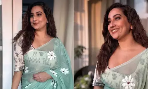 Anchor Manjusha: పల్చటి చీరలో అందమైన నవ్వుతో ఆకట్టుకుంటున్న క్యూట్ యాంకర్