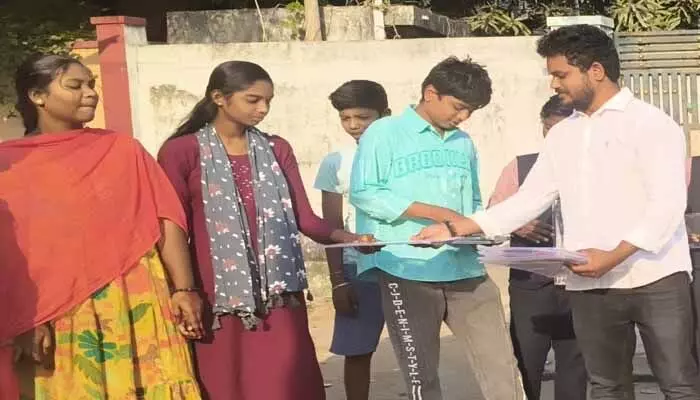 ఔదార్యం చాటుకున్న ఆరోవార్డు కౌన్సిలర్ బాకం సాయికిరణ్ ఔదార్యం చాటుకున్న ఆరోవార్డు కౌన్సిలర్ బాకం సాయికిరణ్
